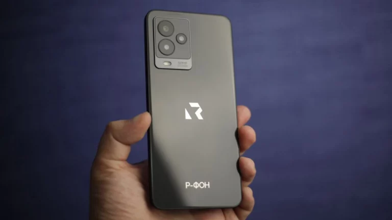 R-fon smartphone Russe avec le nouveau système d'exploitation linux ROSA Mobile